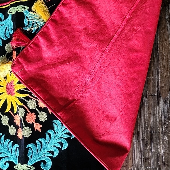 NWOT beautiful hand embroidered table runner - Picture 4 of 4